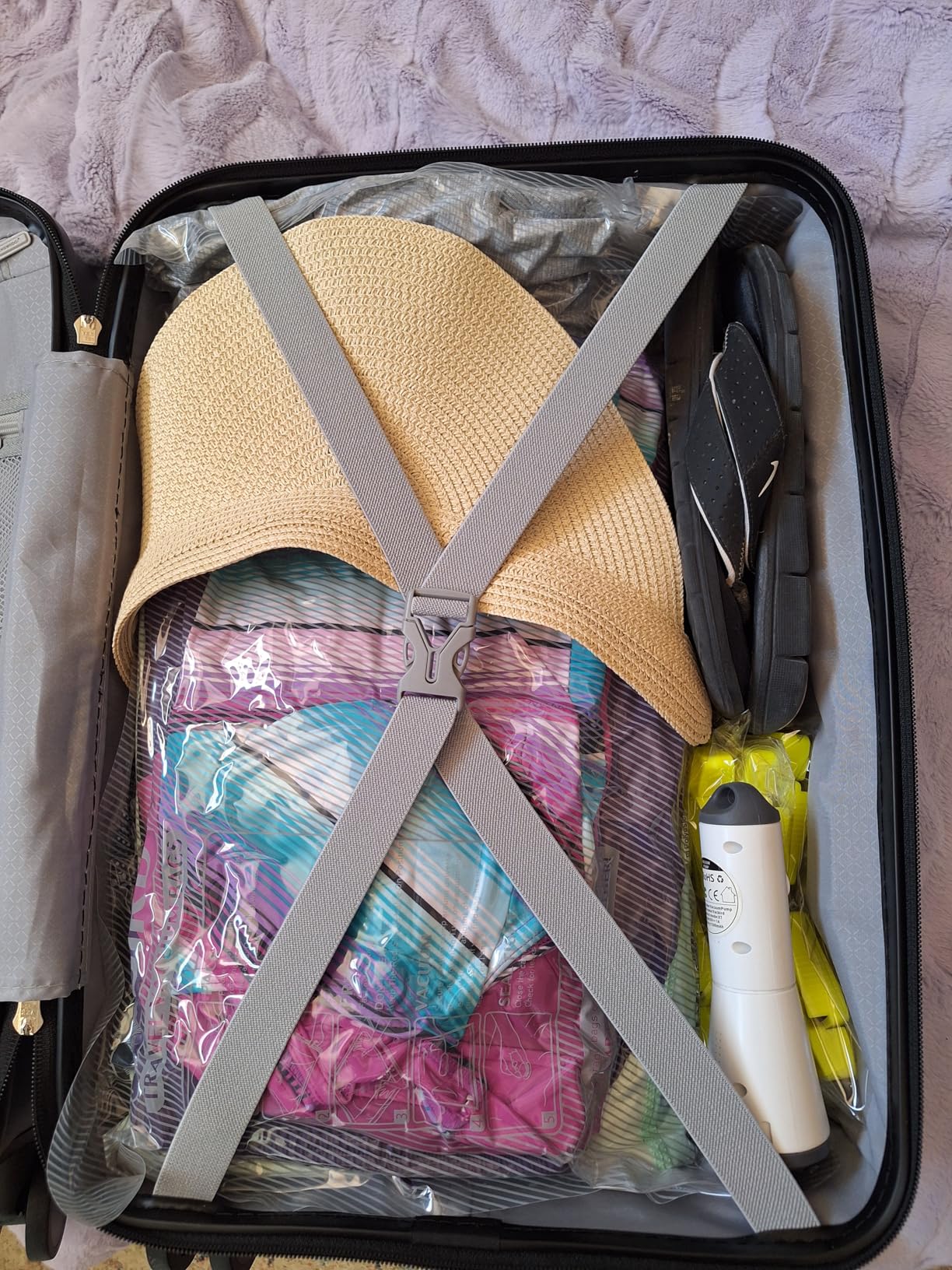 Organized suitcase with BAGFLAT vacuum compression bags